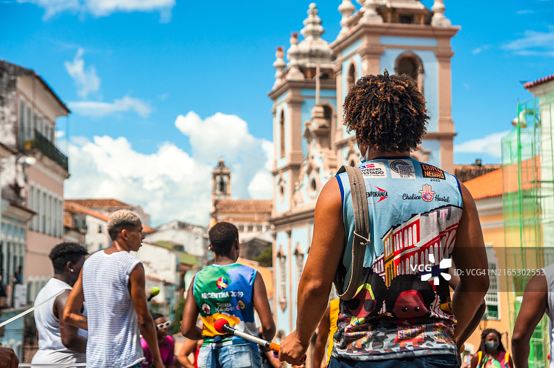 在萨尔瓦多历史区演奏非洲-巴西音乐的打击乐手们图片素材