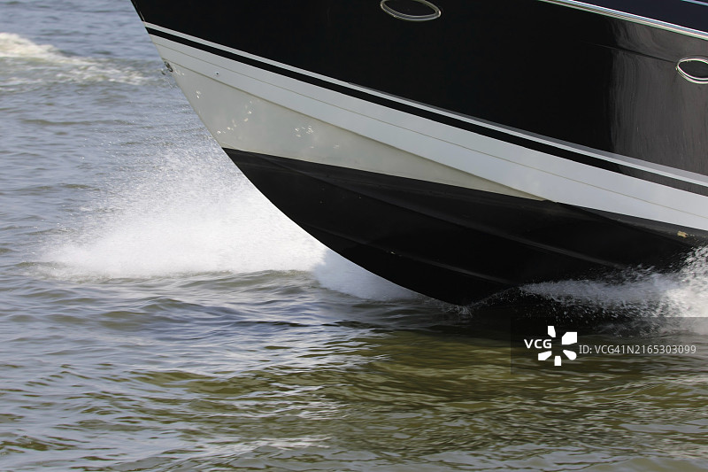 快速行驶的快艇，船头特写图片素材