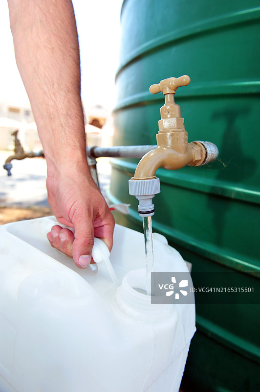 从水箱中倾泻而出的水图片素材