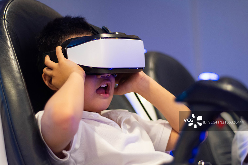体验虚拟现实技术的东南亚男孩图片素材
