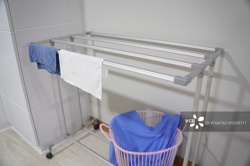 晾衣绳和旧衣服收纳筐图片素材