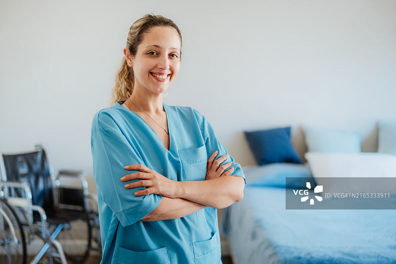 自信的护士在医疗机构中双手交叉站立图片素材