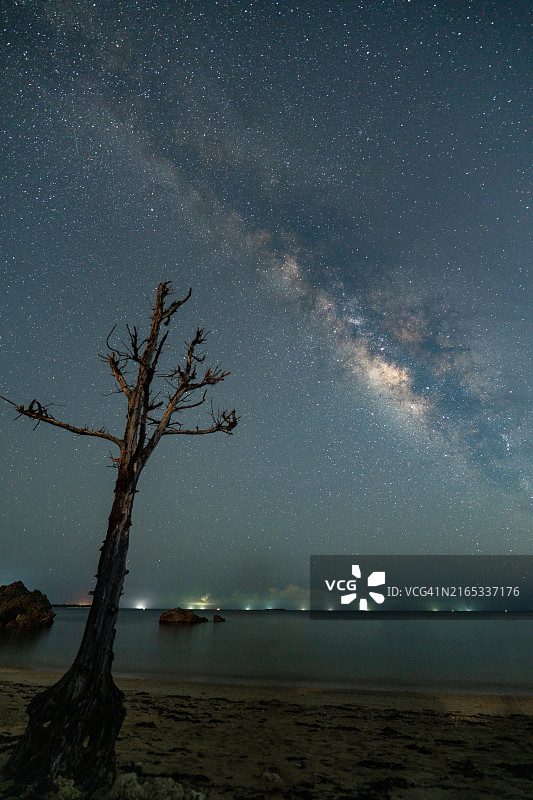 夜空沙滩之上的银河图片素材