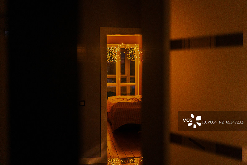 舒适的卧室，门口有花环照明图片素材