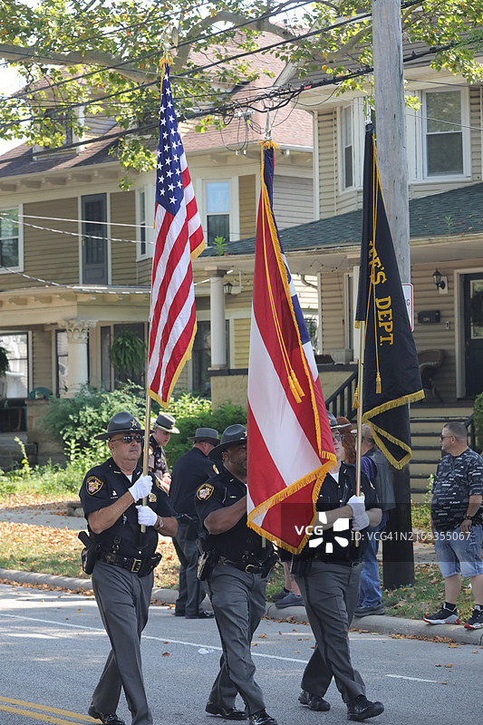 旗手在游行中列队行进，执法仪仗队图片素材