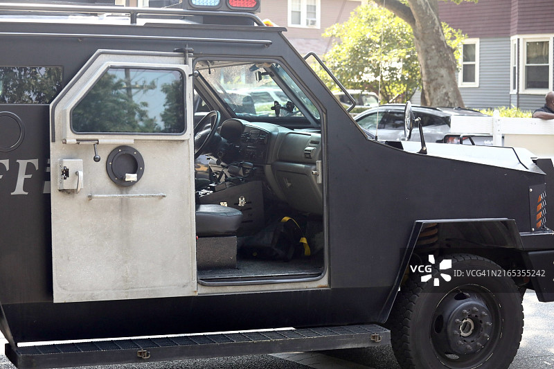 用于特警队行动的轮式装甲警车图片素材