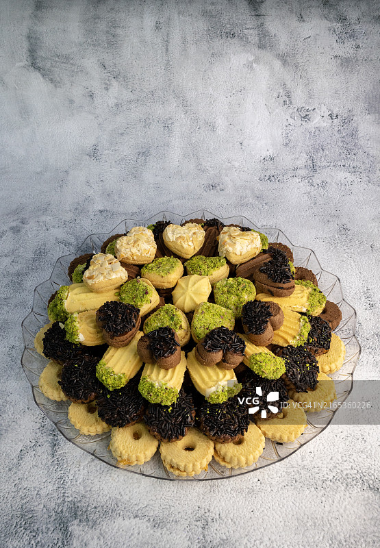 透明托盘中的混合饼干图片素材