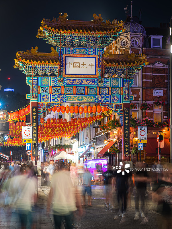 伦敦唐人街牌坊下的夜景人群图片素材