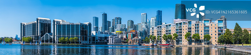 伦敦金丝雀码头摩天大楼俯瞰船坞区水滨公寓全景图片素材