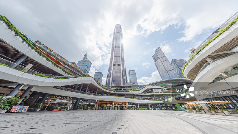 从低角度仰望深圳福田区的平安金融中心和可可公园图片素材