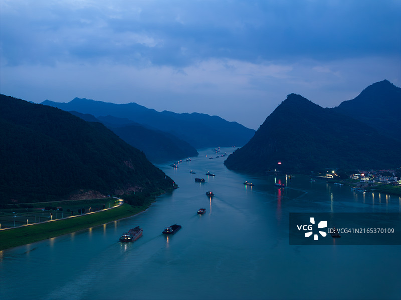 肇庆西江夜景，数艘船只行驶其中图片素材