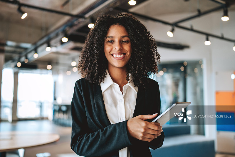 手持平板电脑微笑看着镜头的女商人肖像图片素材
