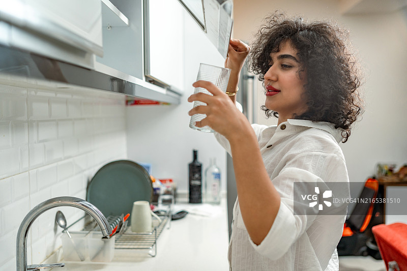 卷发女人整理厨房图片素材