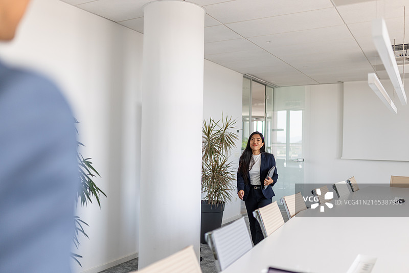 亚洲女商人走进会议室图片素材