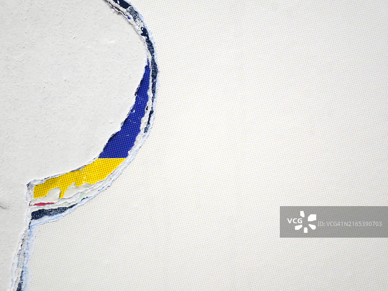 法国巴黎的白色、蓝色和黄色海报的微距摄影，胶印（网点），撕裂，粗糙纹理，阳光，自然色彩图片素材