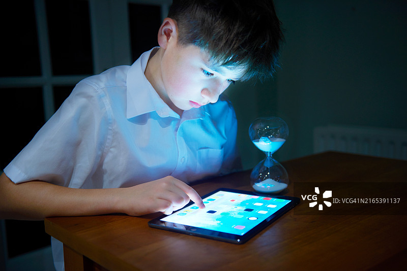 青少年使用带沙漏的平板电脑图片素材
