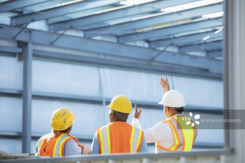 工地现场三名建筑工人的背影图片素材