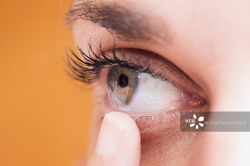 女人佩戴隐形眼镜特写图片素材