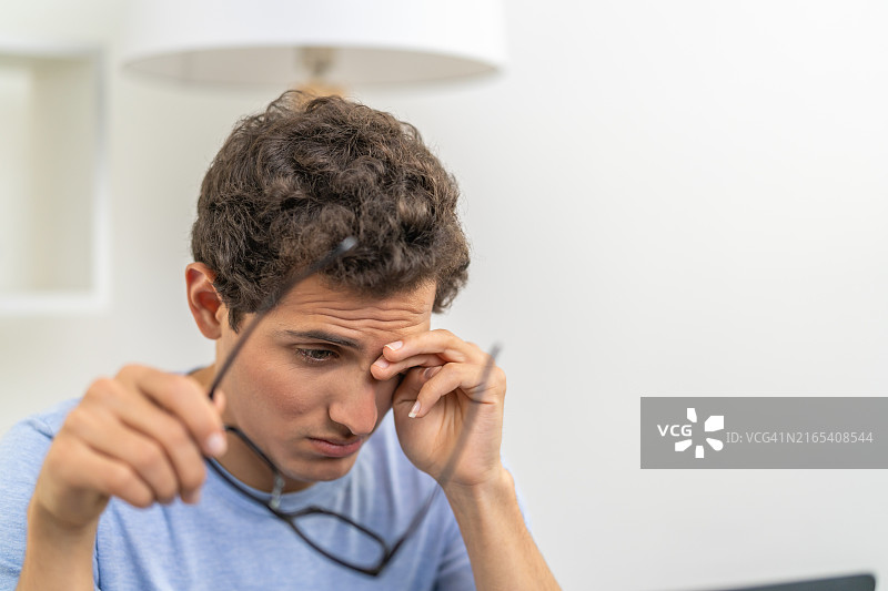 长时间工作后疲惫摘下眼镜的男人图片素材