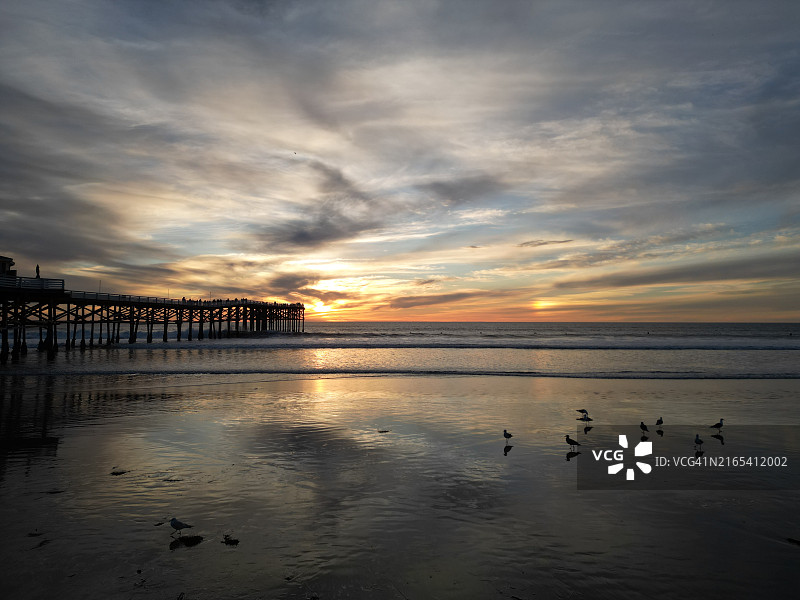 太平洋海滩水晶码头的日落图片素材