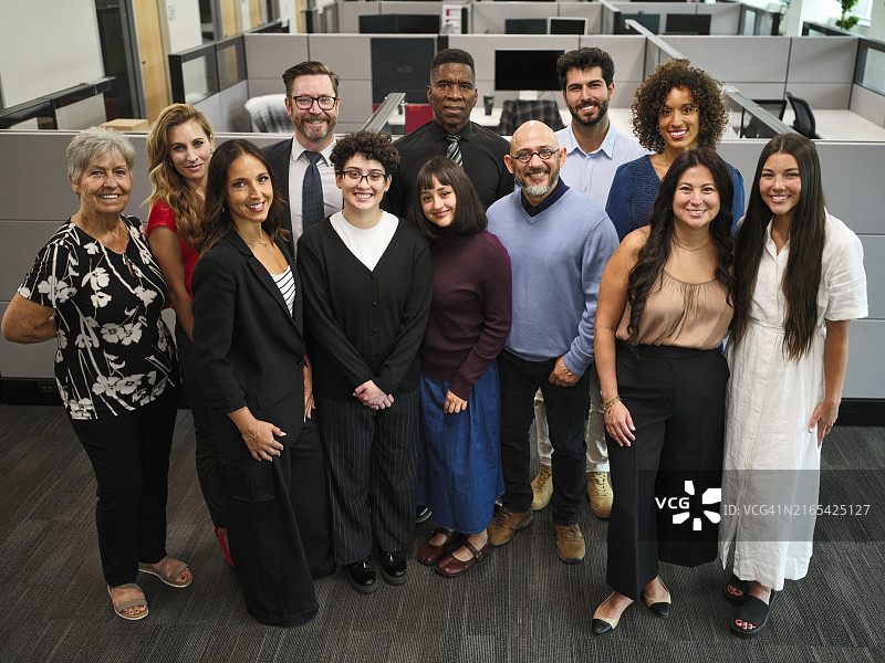 办公室里的多元化人群图片素材