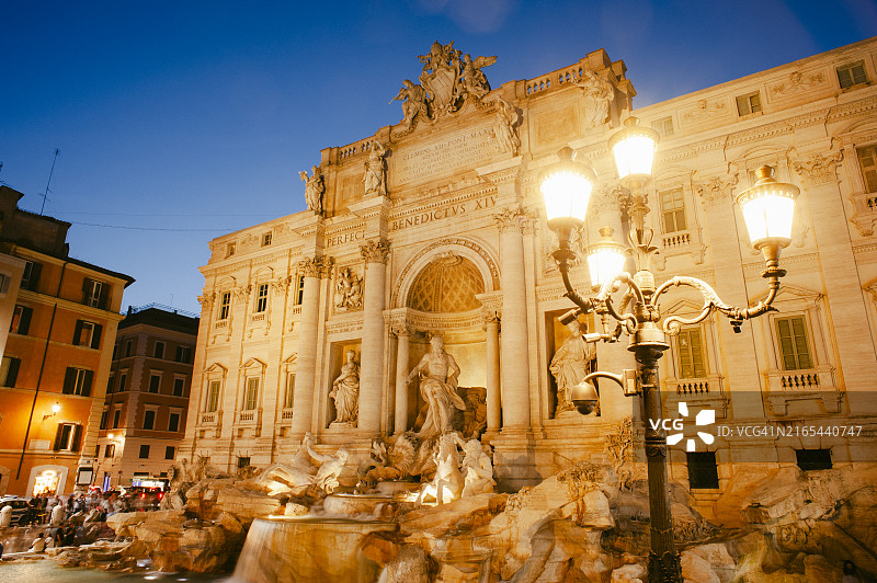 罗马黄昏下的特莱维喷泉图片素材
