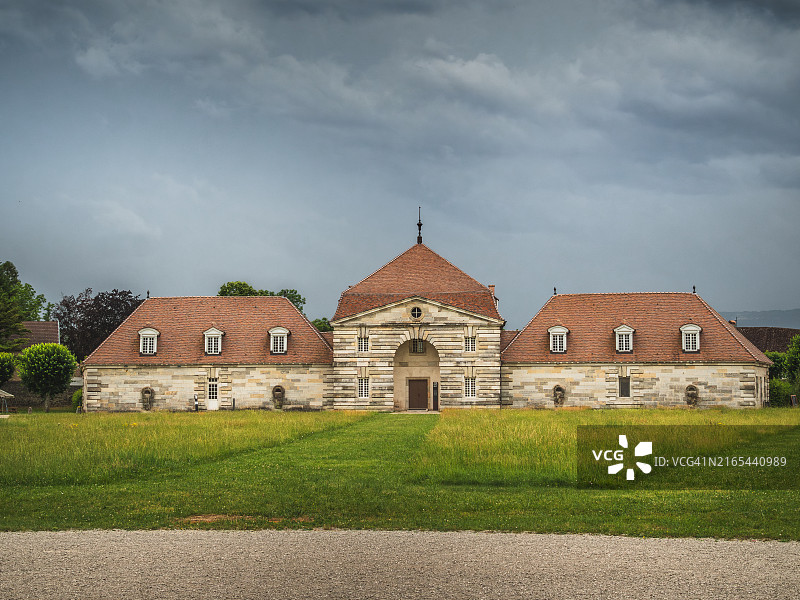 阿尔克-塞南皇家盐场的前马厩特写，法国东部杜省阿尔克-塞南。图片素材