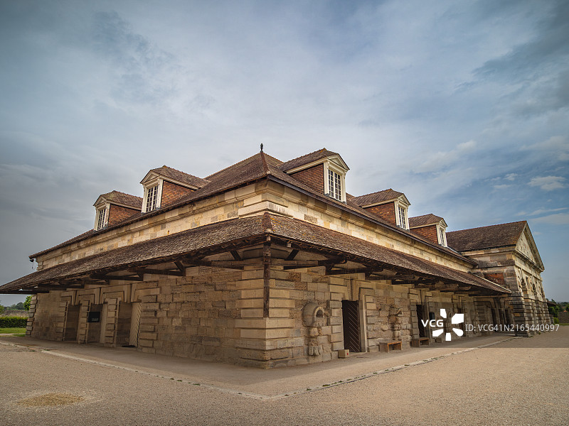 阿尔克-塞南皇家盐场前烹饪工坊的广角视图图片素材