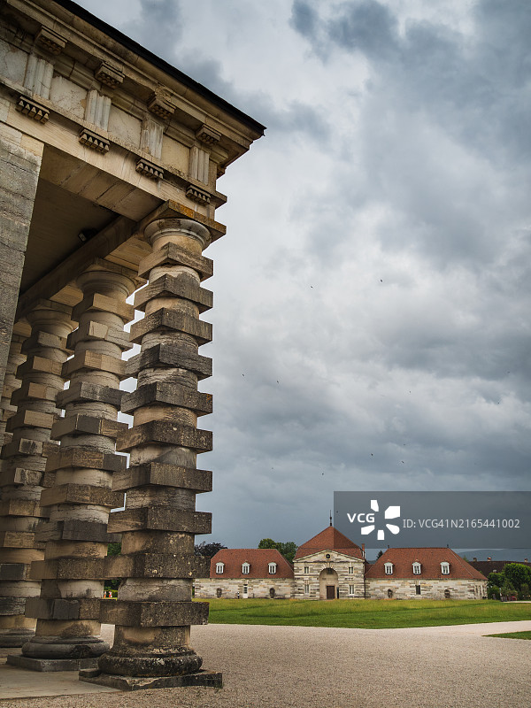 阿克-埃-瑟南皇家盐厂的旧马医院和管理楼柱特写，法国东部图片素材