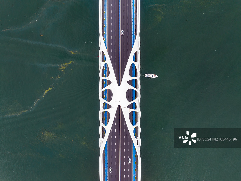 无人机航拍中国山东省青岛市黄昏时分带有奇怪结构的现代桥梁图片素材