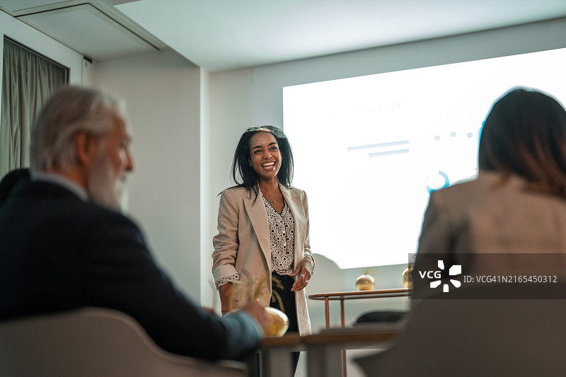 快乐的西班牙裔女性与人力资源团队讨论创意图片素材