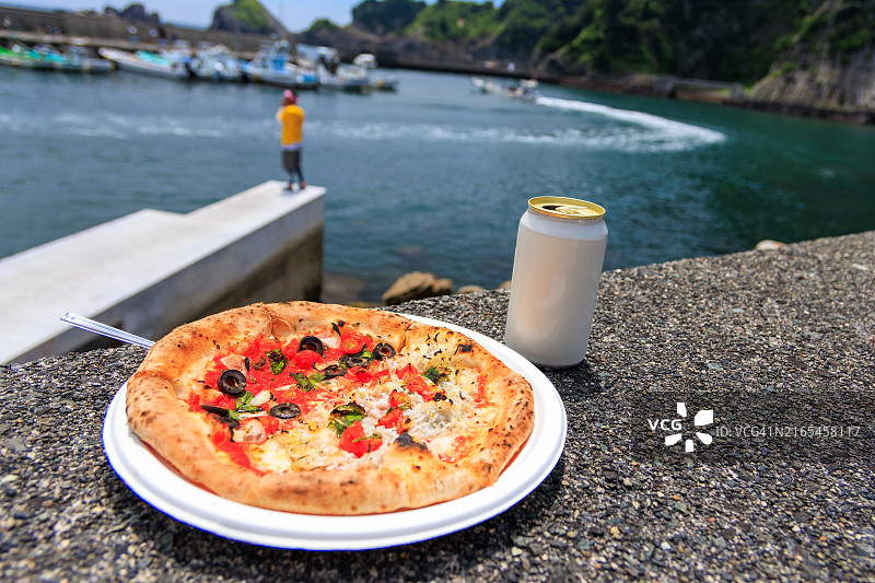 一半是凤尾鱼橄榄意式披萨，另一半是限量版釜扬沙丁鱼披萨图片素材