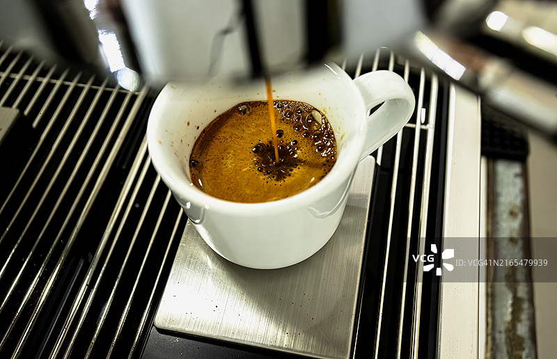意式浓缩咖啡机萃取特写图片素材
