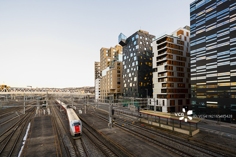 挪威奥斯陆比约维卡条形码区的火车站图片素材