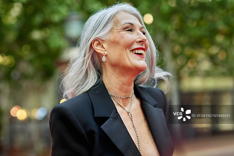 户外成熟名人随拍肖像图片素材