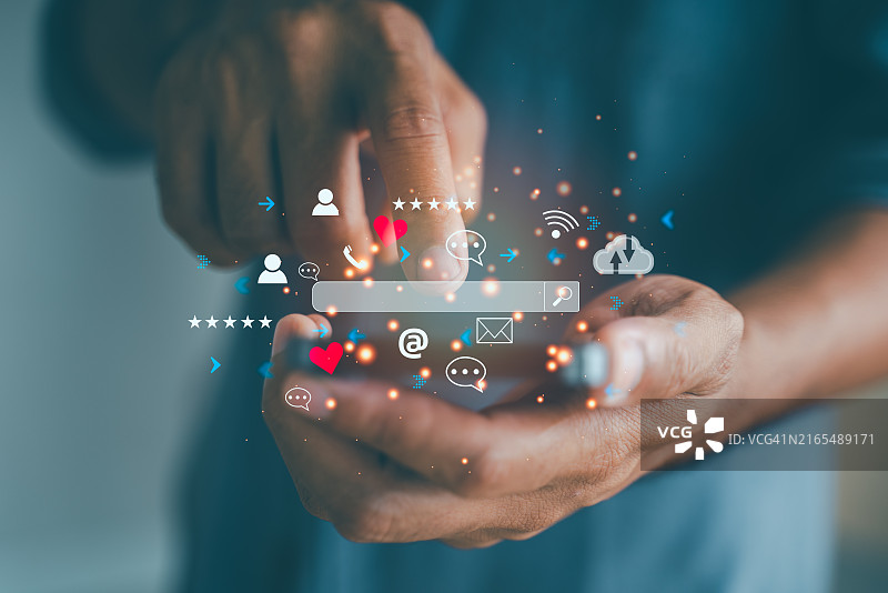 手持智能手机社交媒体概念图片素材