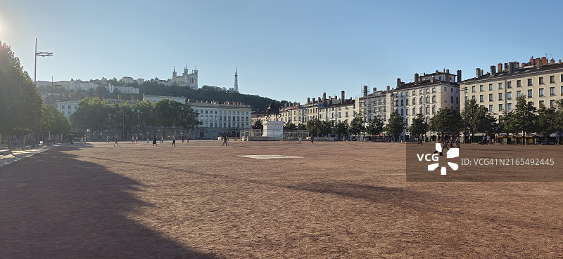 从白莱果广场看到的富维耶圣母院图片素材