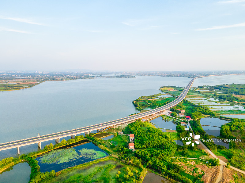 湖面上的公路和高架桥图片素材