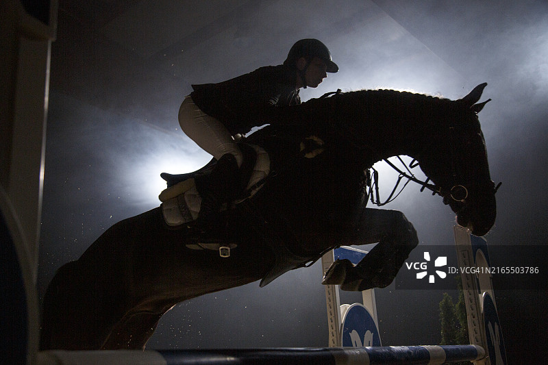 马和骑手跳过障碍的轮廓图片素材