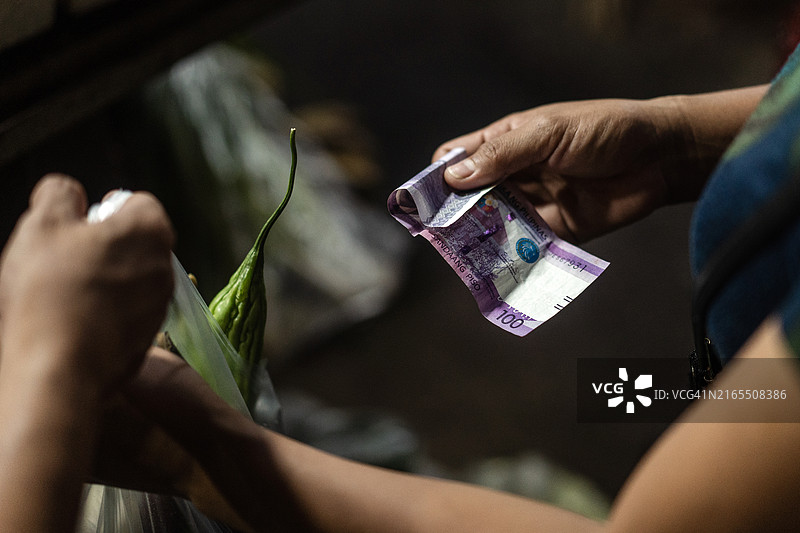 一个人拿着菲律宾纸币图片素材