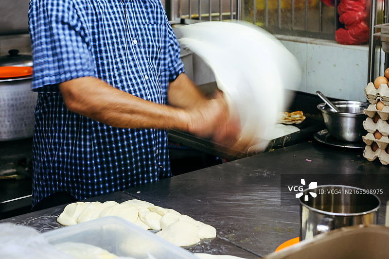在新加坡小印度制作印度煎饼图片素材