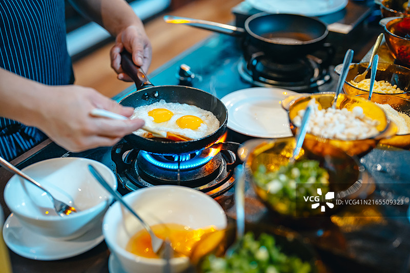 在炉子上的炒锅里煎单面煎蛋图片素材