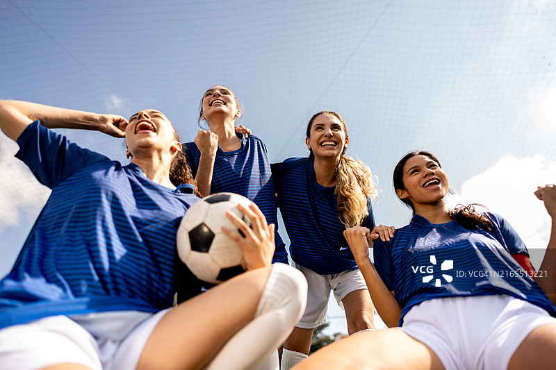 足球运动员在足球场上庆祝图片素材