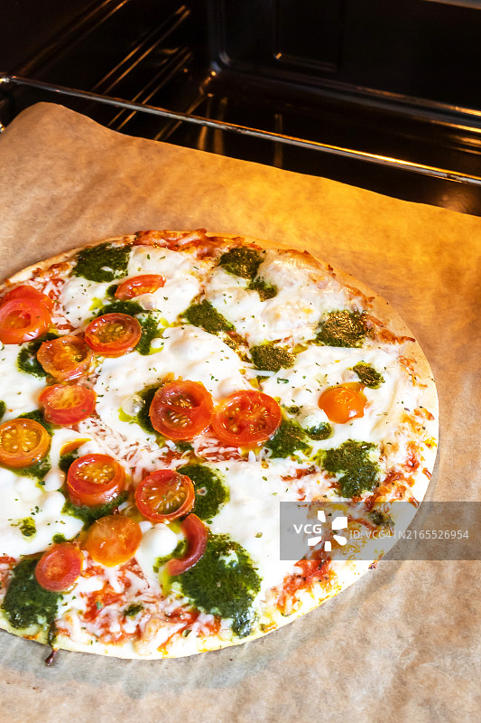 烤箱烤盘上刚出炉的马苏里拉披萨图片素材