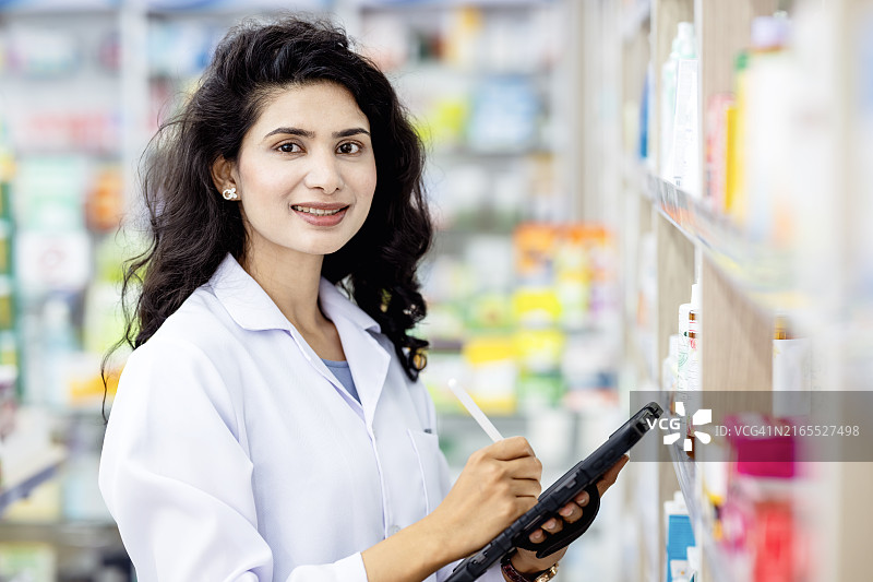 零售药店提供全面的药房服务和各种非处方药图片素材