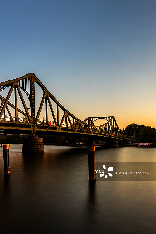 柏林和波茨坦之间日落时的格利尼克桥图片素材