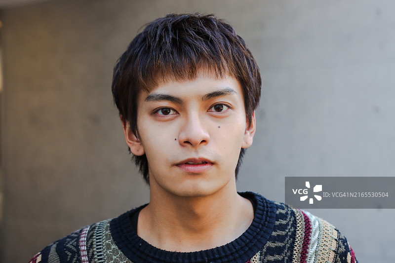 站在城市里的年轻男子图片素材