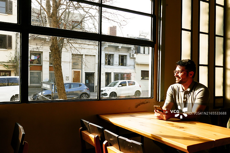 思考人生，眺望窗外图片素材