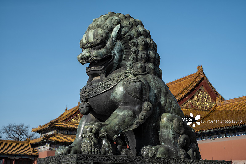 故宫的青铜狮子雕塑图片素材