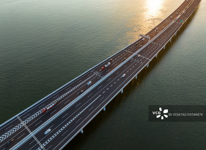 中国山东省青岛市胶州湾大桥无人机航拍视角图片素材